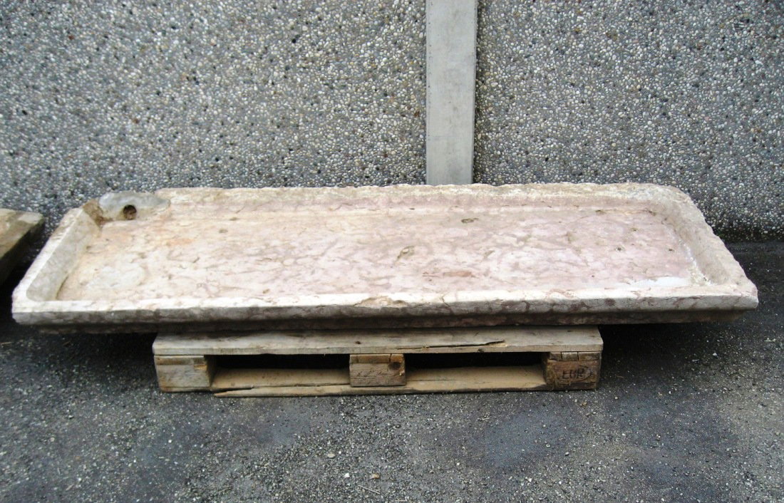 Due grandi lavandini/secchiai antichi in marmo rosa Verona
